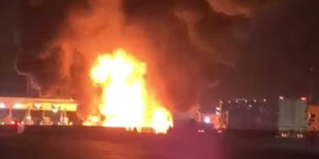 El incendio se registró en el Circuito Exterior Mexiquense, a la altura de la caseta de Tultepec. .