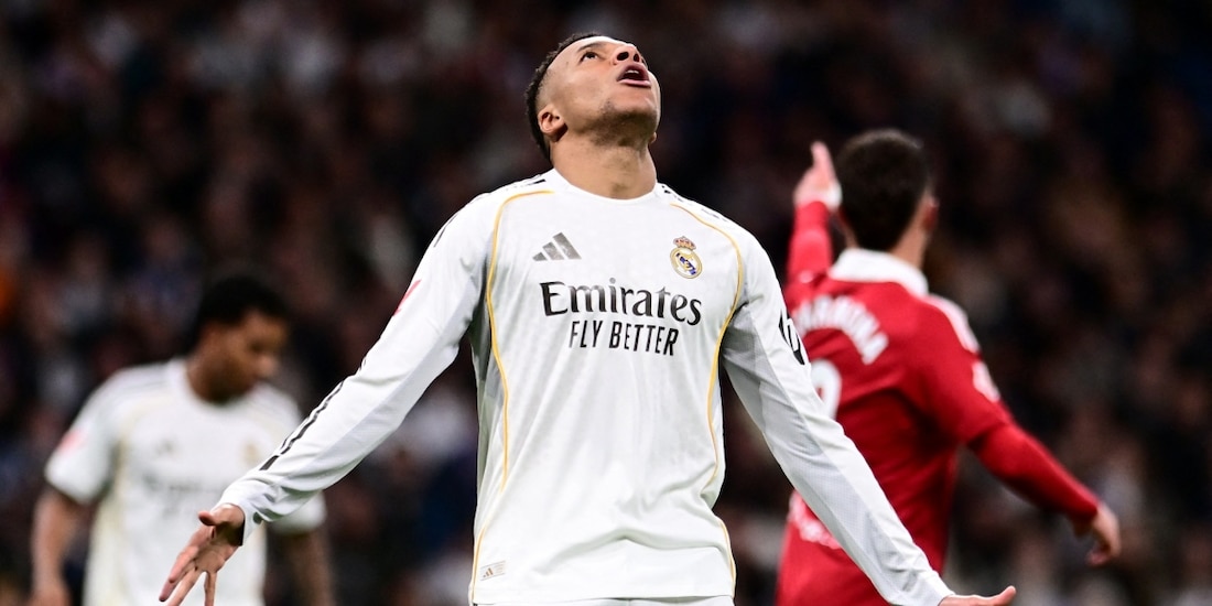 Kylian Mbappé lamenta una falla durante un juego del Real Madrid en la campaña.