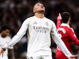 Kylian Mbappé lamenta una falla durante un juego del Real Madrid en la campaña.