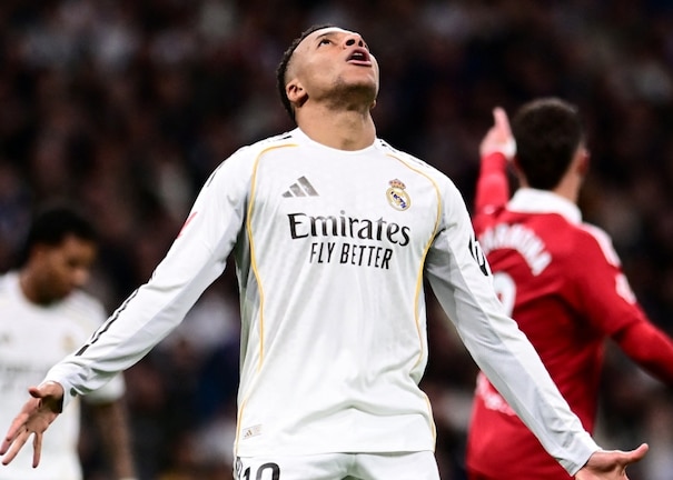 Kylian Mbappé lamenta una falla durante un juego del Real Madrid en la campaña.