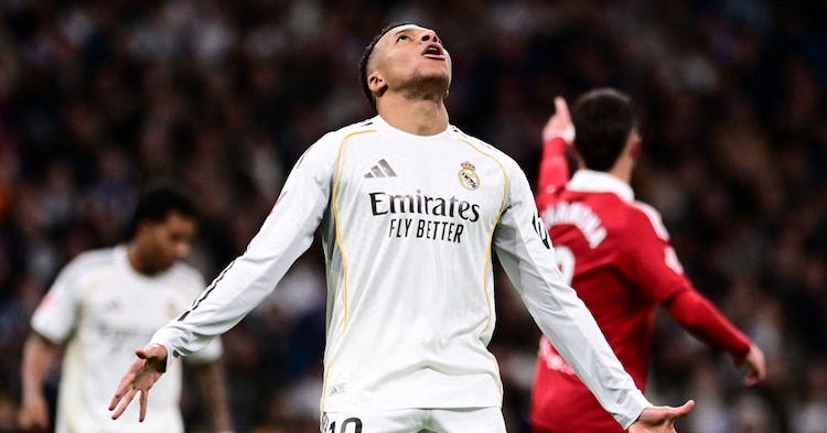 Kylian Mbappé lamenta una falla durante un juego del Real Madrid en la campaña.