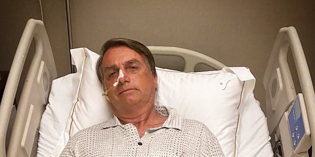 El presidente Jair Bolsonaro, desde el hospital, ayer, tras molestias abdominales.