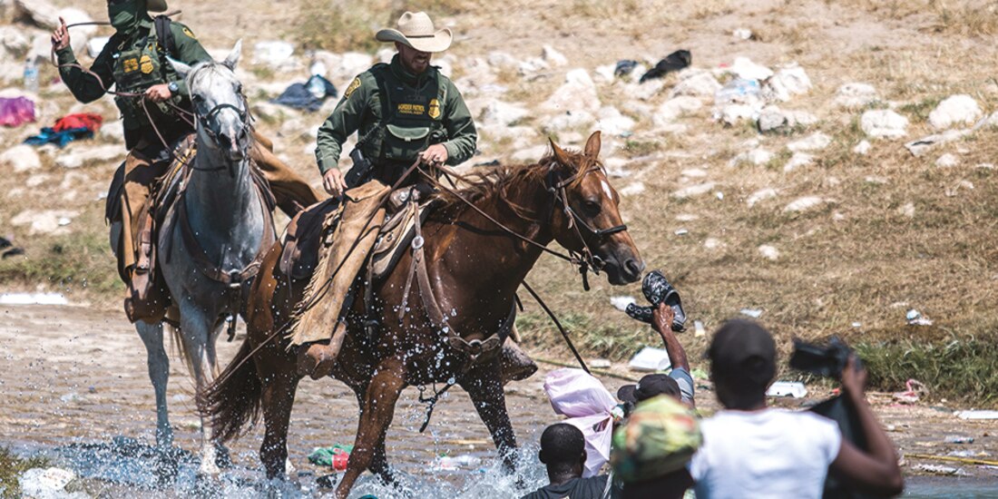 Agentes a caballo disuaden a varios haitianos de ingresar ilegalmente al país en la zona Del Río, Texas, ayer.