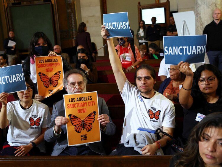 Las ciudades santuario protegen a los migrantes de la persecución de las autoridades, entre otras cosas.