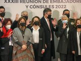 El canciller Ebrard (centro), ayer, con embajadores y cónsules.