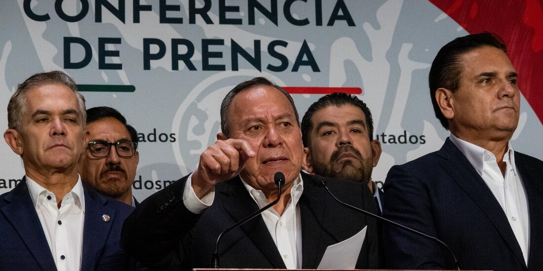 Jesús Zambrano, presidente nacional del PRD (centro).