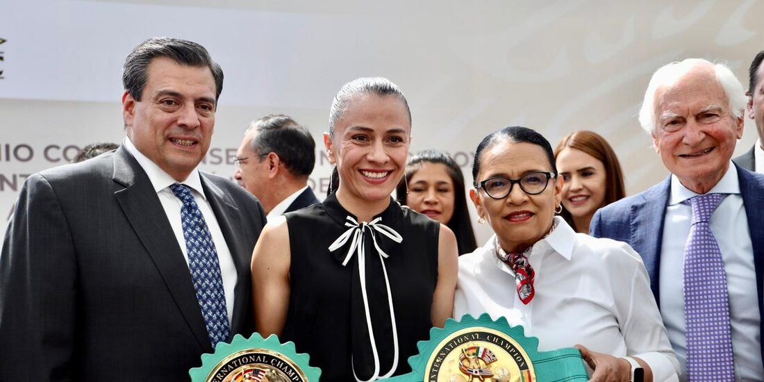 Rosa Icela Rodríguez (der.) durante la firma del convenio.
