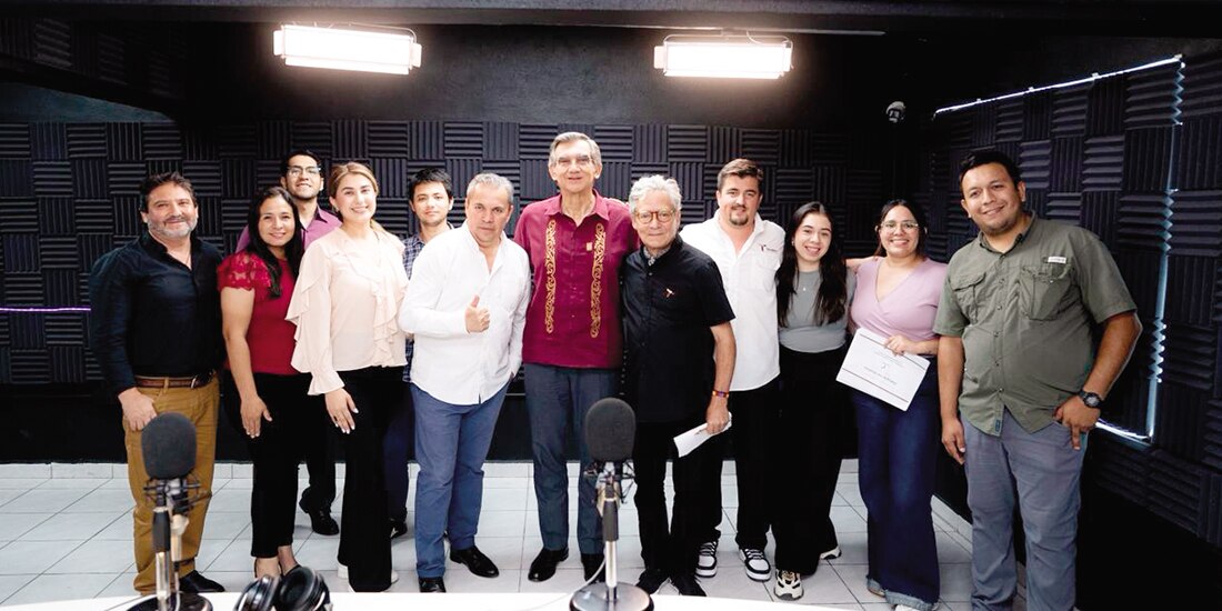 El mandatario de Tamaulipas (c.), con el equipo del programa de radio, ayer.