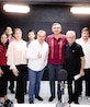 El mandatario de Tamaulipas (c.), con el equipo del programa de radio, ayer.