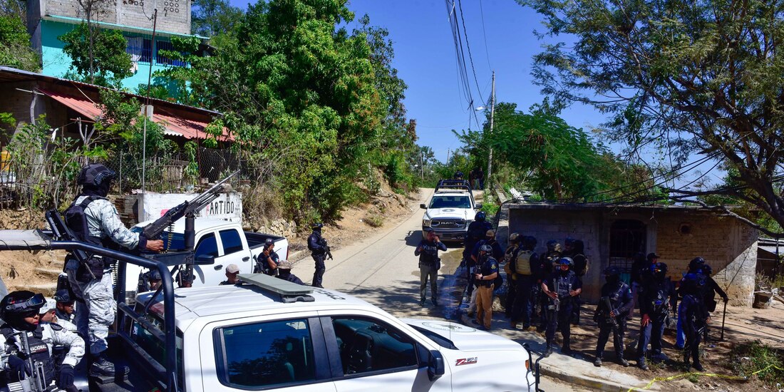 Despliegue de elementos en búsqueda de agresores, ayer.