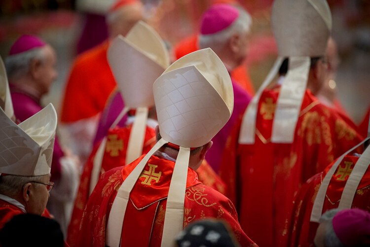 Los cardenales se reúnen en cónclave después de la muerte del papa.