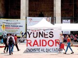 En Chiapas, trabajadores del PJ mantien plantón en el palacio d justicia del estado, ayer.