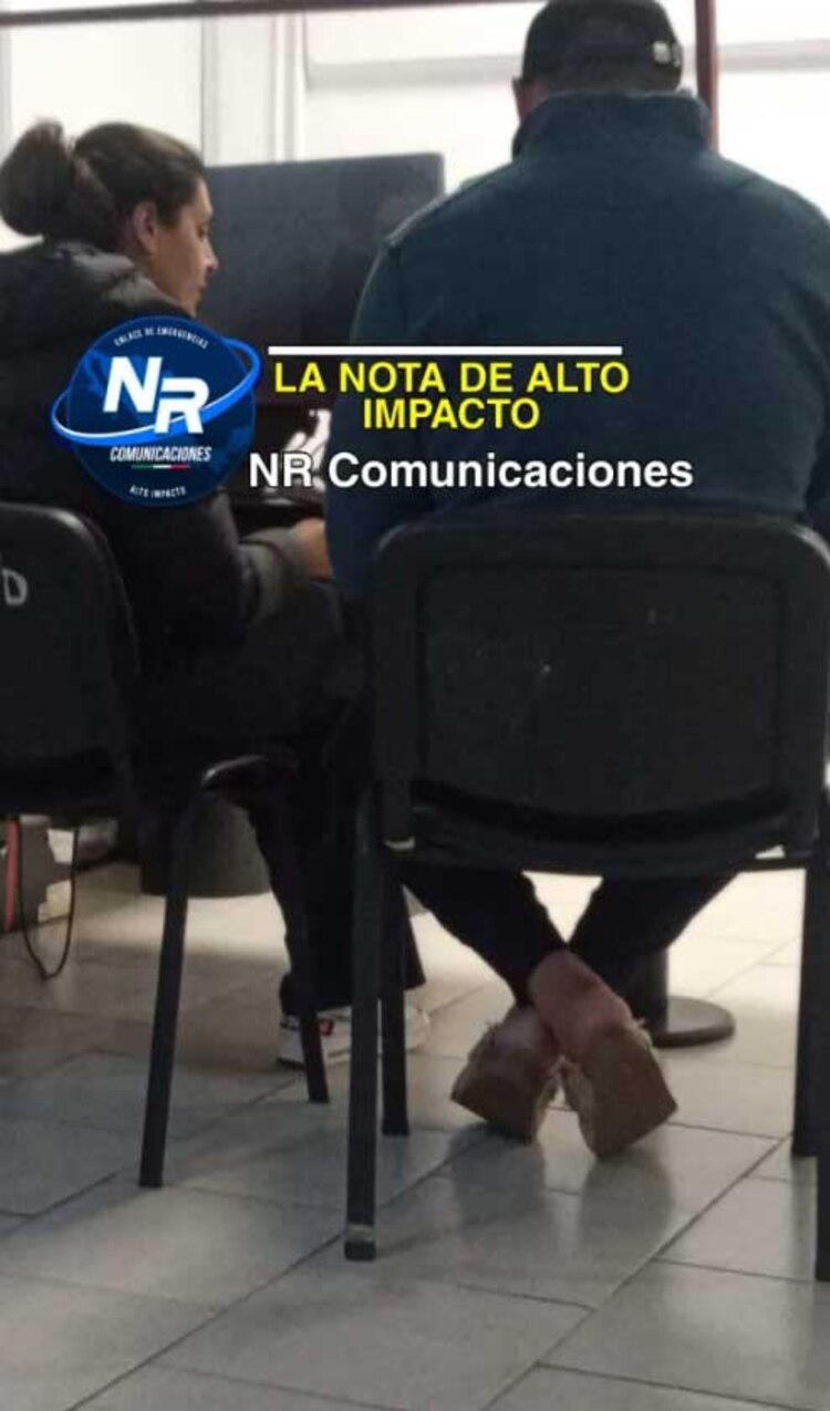 Eduardo Santamarina y Mayrin Villanuevo levantando su denuncia