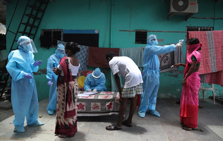 Personal sanitario realiza pruebas de COVID-19 de manera gratuita en un módulo temporal en Dharavi, en Mumbai, India, el 7 de junio de 2020.