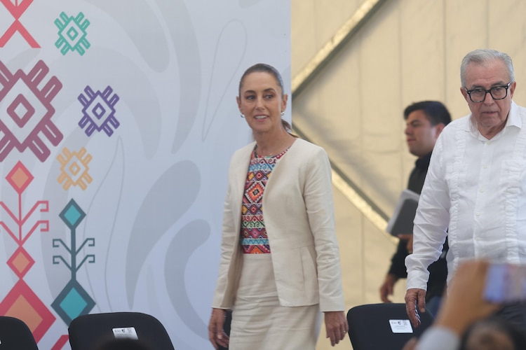 La Presidenta Claudia Sheinbaum y el Gobernador Rubén Rocha Moya encabezan la Mañanera en el puerto de Mazatlán.