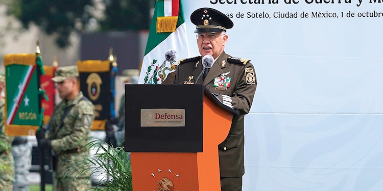 El general Ricardo Trevilla, ayer, en la Plaza de la Lealtad en Ciudad de México.