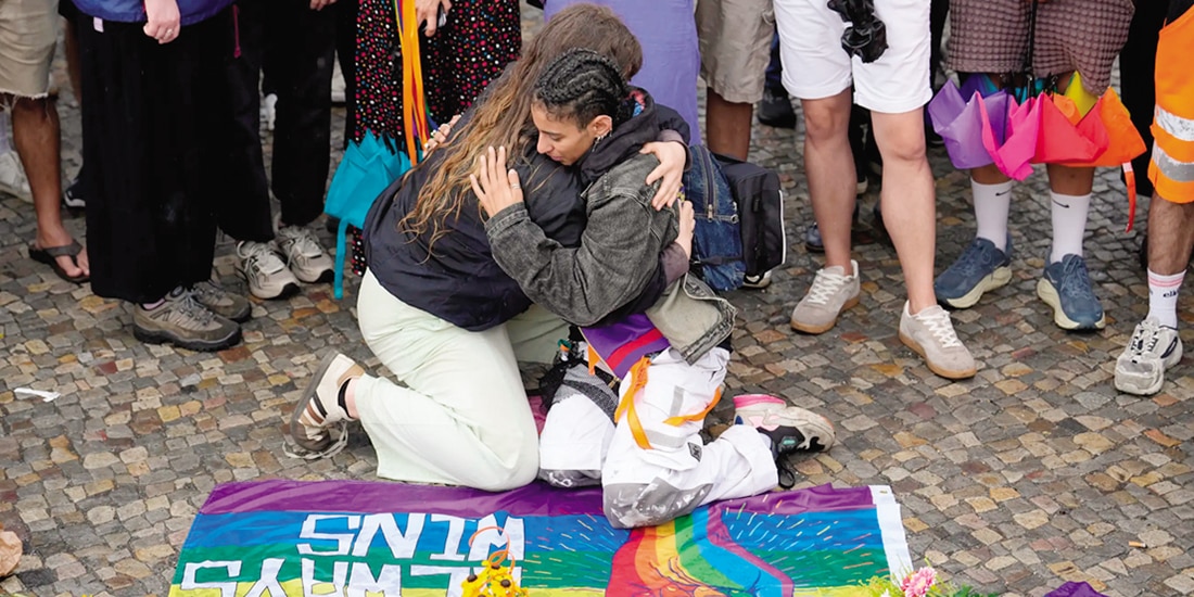 Personas se congregan para apoyar a la comunidad LGBTQ+ en Berlín, ayer.