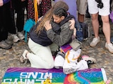 Personas se congregan para apoyar a la comunidad LGBTQ+ en Berlín, ayer.