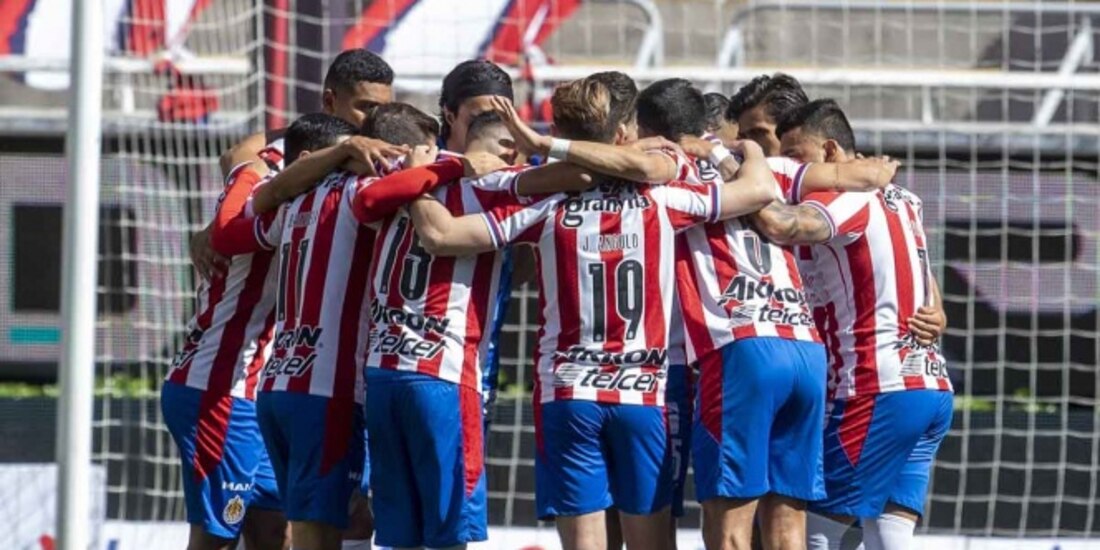 Futbolistas de Chivas antes de un encuentro en el Torneo Guard1anes 2021 de la Liga MX.