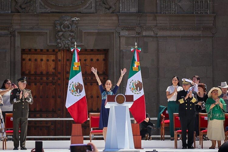 La presidenta Claudia Sheinbaum da un mensaje en el Zócalo.