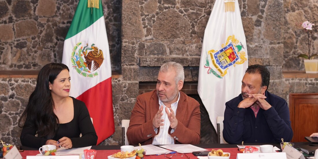 Al centro de la imagen Alfredo Ramírez Bedolla, gobernador de Michoacán.