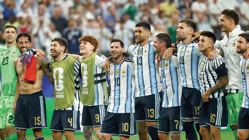 FUTBOLISTAS argentinos festejan su victoria sobre Austria, el 22 de junio.