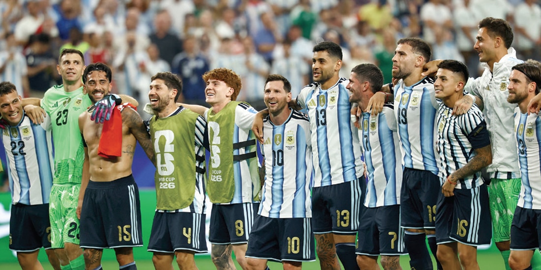 FUTBOLISTAS argentinos festejan su victoria sobre Austria, el 22 de junio.