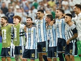 FUTBOLISTAS argentinos festejan su victoria sobre Austria, el 22 de junio.