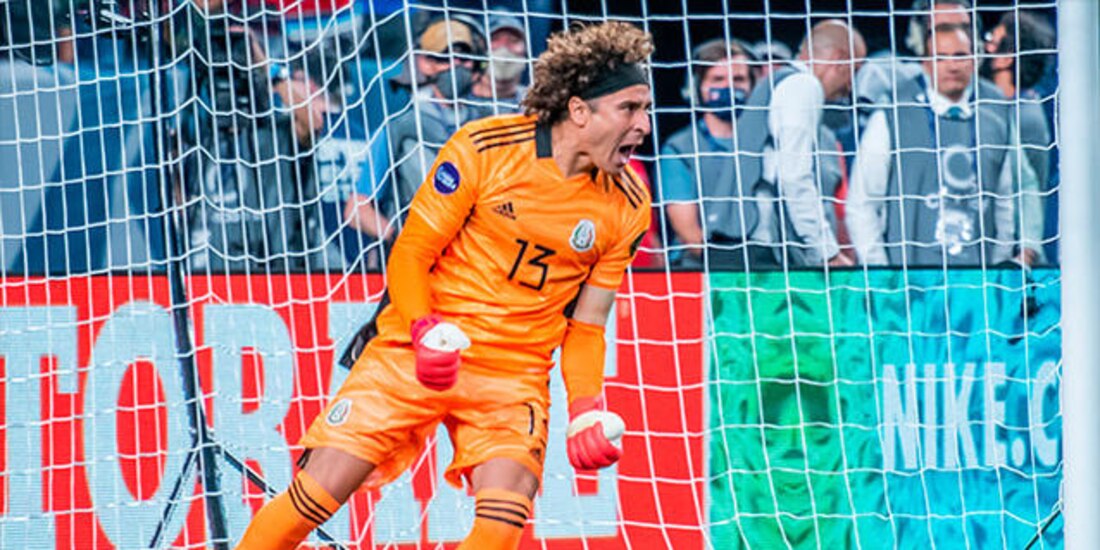 Memo Ochoa celebra el penalti que atajo ante Costa Rica, el cual le dio el pase a la Selección Mexicana a la final de la Liga de Naciones de la Concacaf.
