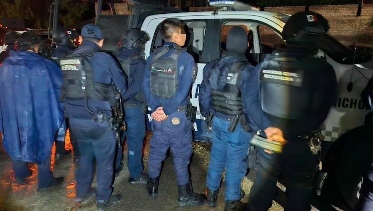 Junto al armamento pesado y los chalecos antibalas las autoridades ministeriales encontraron dosis de presunta metanfetamina.