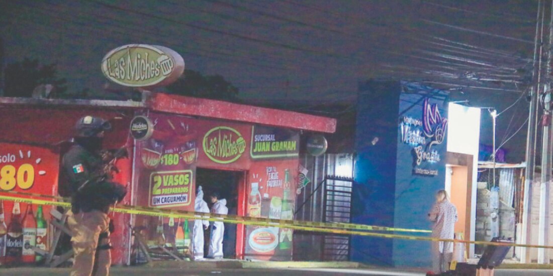 Un elemento de la Policía Estatal vigila el exterior de la chelería Las Miches, en Villahermosa, tras el ataque perpetrado por hombres armados, el domingo.