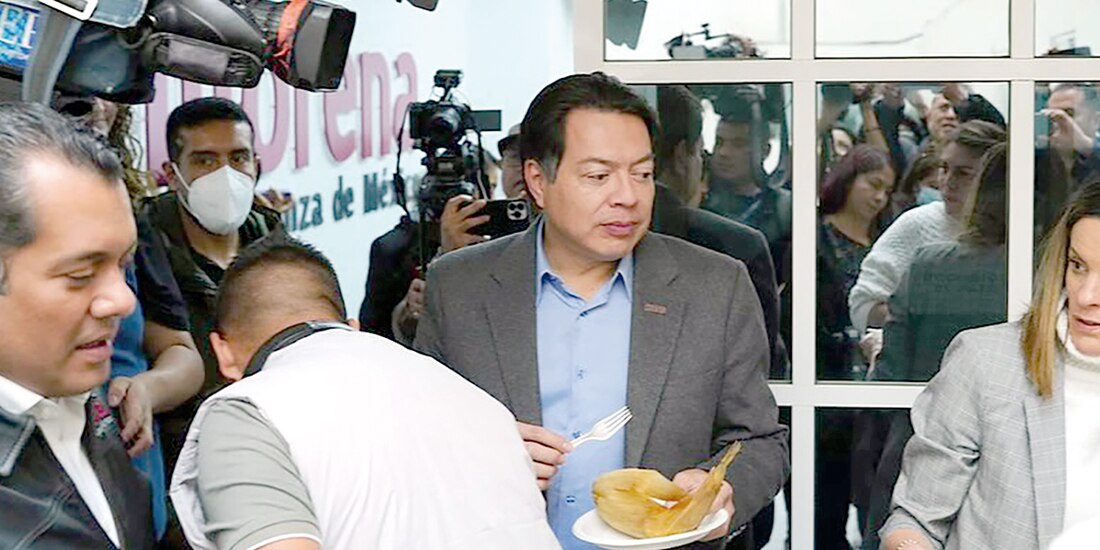 Mario Delgado, presidente de Morena, celebra el Día de la Candelaria, con la tradicional tamaliza, ayer.