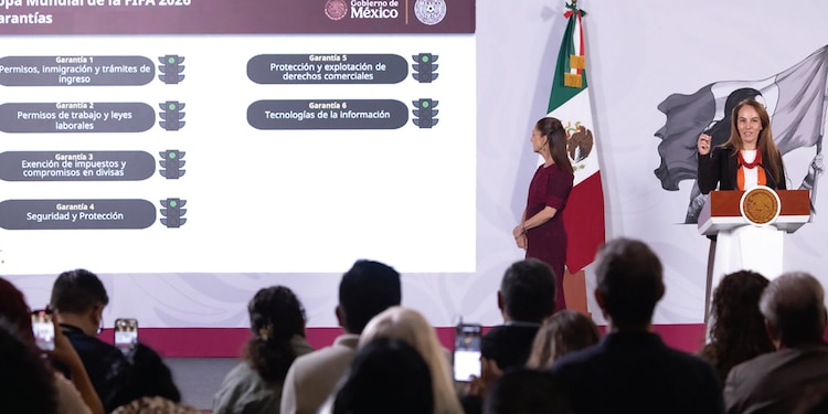 La mandataria Claudia Sheinbaum y la coordinadora de los trabajos del Gobierno de México para el torneo, ayer.