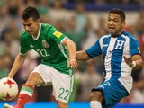 Hirving Lozano conduce el balón durante el encuentro más reciente entre México y Honduras en el Estadio Azteca, en 2017.