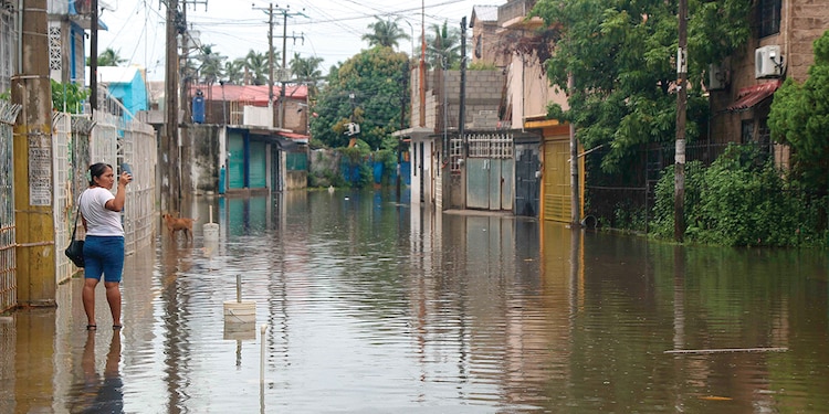 Inundaciones provocadas por el huracán Simón en Acapulco, Guerrero, ayer.