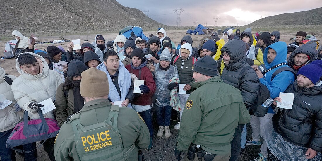 Agentes de la Border hablan con migrantes en California, el jueves.