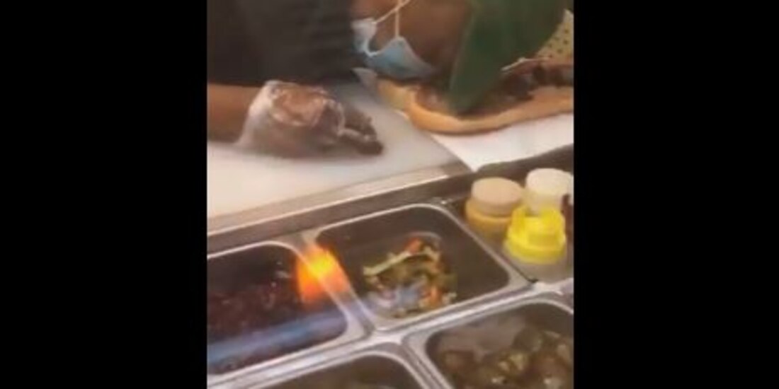 Empleada de Subway se queda dormida