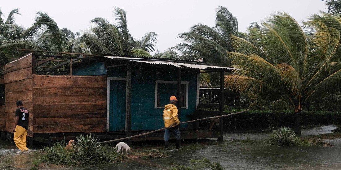 Pobladores revisan las condiciones de sus viviendas tras las fuertes lluvias provocadas por el huracán "Eta".