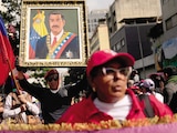 Un simpatizante del gobierno sostiene una imagen del presidente Nicolás Maduro durante una marcha de mujeres para exigir su regreso, el 6 de enero.