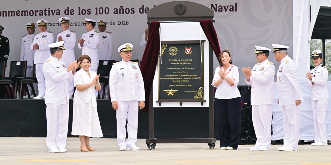 Raymundo pedro morales, titular de la Semar (3.o de izq. a der.), y la gobernadora de Veracuz Rocío Nahle (4.a de izq. a der.), al develar la placa conmemorativa, ayer.