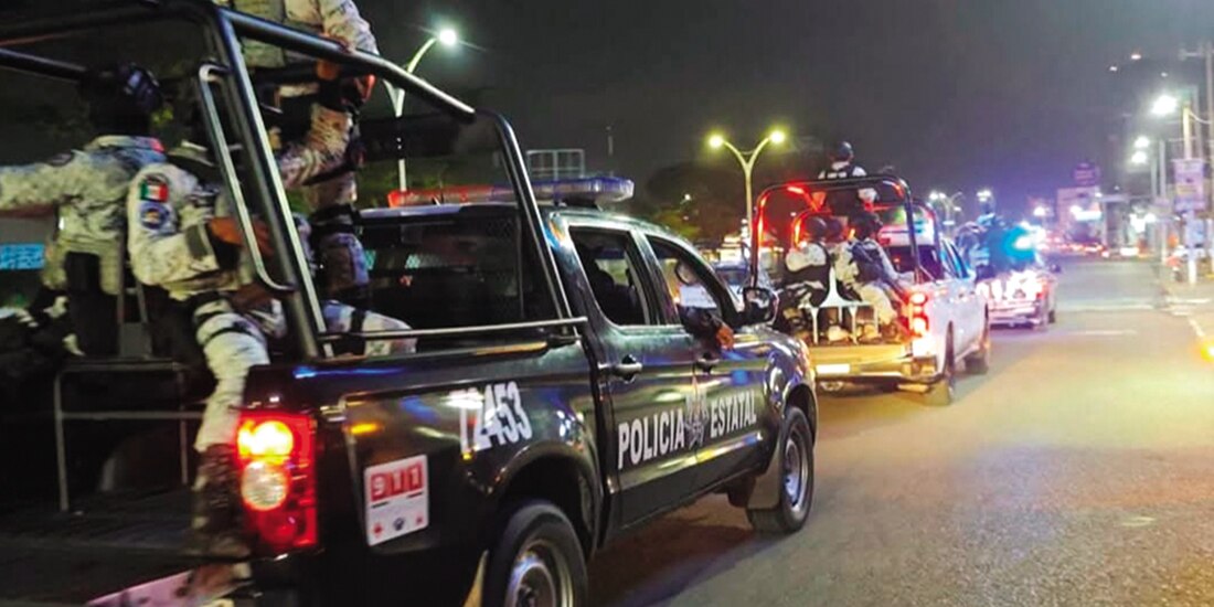 Elementos del orden de los tres niveles de Gobierno recorren las calles de Villahermosa, ayer.