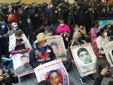 Padres de los 43 normalistas desaparecidos de Ayotzinapa acuden a conferencia de prensa del GIEI.