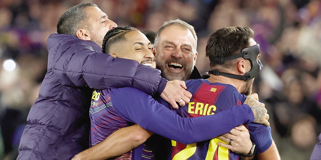 Futbolistas del Barcelona festejan con su entrenador uno de los goles de ayer.