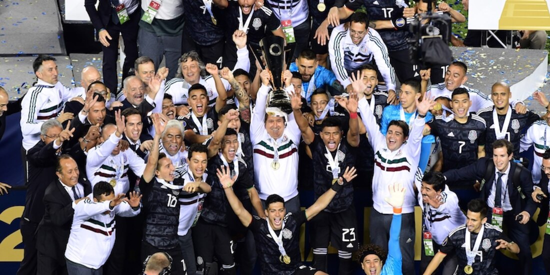 Jugadores del Tri celebran la consecución de un título continental.