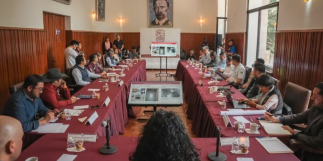 Gabriela Osorio y Mario Esparza encabezan la reunión de trabajo, ayer.