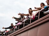 Migrantes de Venezuela, Colombia, Ecuador, Cuba, Nicaragua, El Salvador, Honduras, entre otros, viajan en La Bestia, por una nueva ruta que cruza por el centro del país, desde Huehuetoca, Estado de México, hasta llegar a la frontera con los Estados Unidos