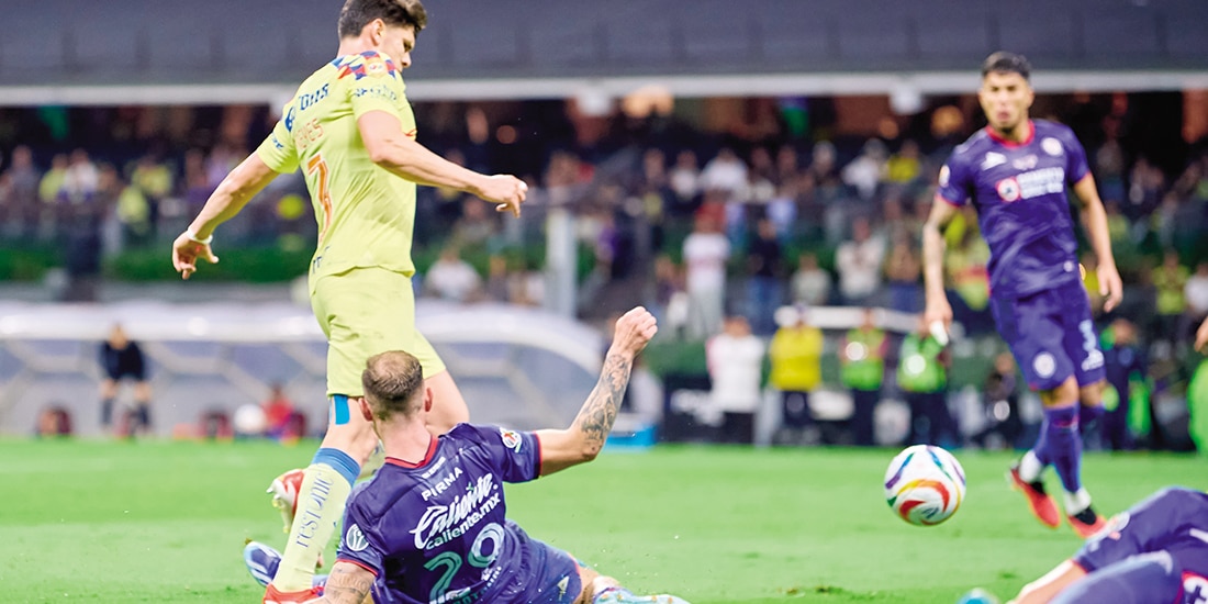 Rotondi se barre para derribar a Reyes, el pasado 26 de mayo del 2024.