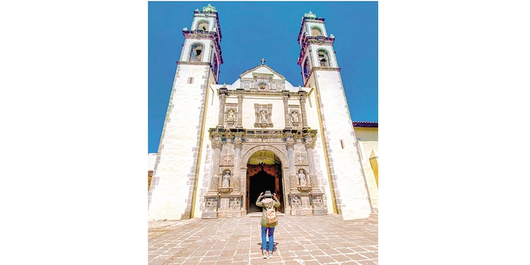 El Reloj Floral del zócalo de Zacatlán de las Manzanas contiene dos carátulas de cinco metros de diámetro. Reproduce distintas melodías.