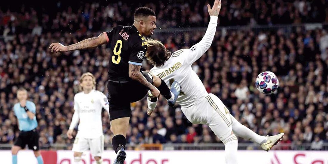 Jesús cabecea después de que Sergio Ramos no alcanzó a rematar en el partido de marzo pasado.