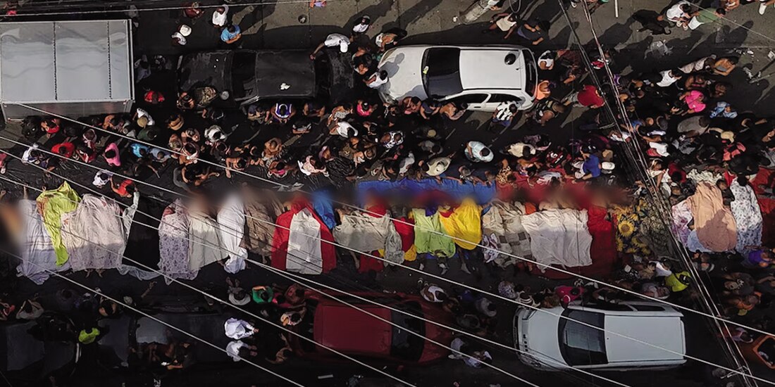 Una fila de cuerpos depositados en la plaza São Lucas, en Penha, en Río de Janeiro, ayer.